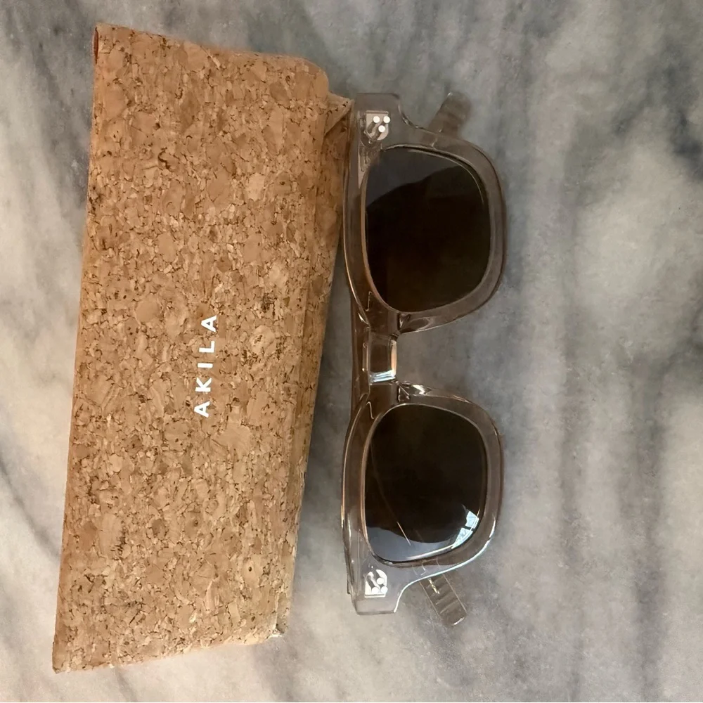 Akila Ascent Beige/Brown Sunglasses with Cork Case